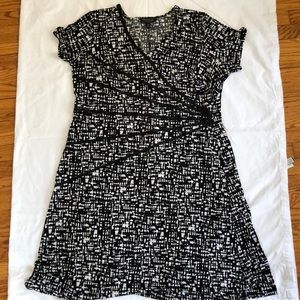 Flattering dress black /white 18w short sleeves